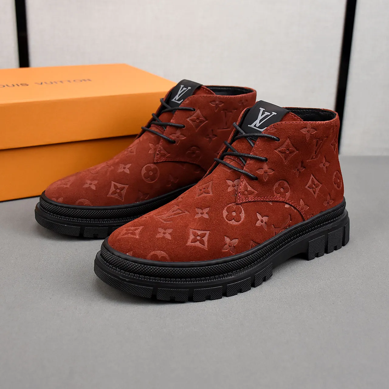 PP leather 230 gross 250👟👟👟LOUIS VUITTON LV donkey brand new thick-soled lace-up big-toe shoes men's casual shoes high-top short boots. These boots are made of waterproof nubuck to create a lightweight and comfortable shoe body. The trendy attitude of being both strong and soft makes it an everyday choice. ✔Upper: imported nubuck leather ✔Lining: sheepskin or wool ✔Outsole: molded outsole Size: 38-44